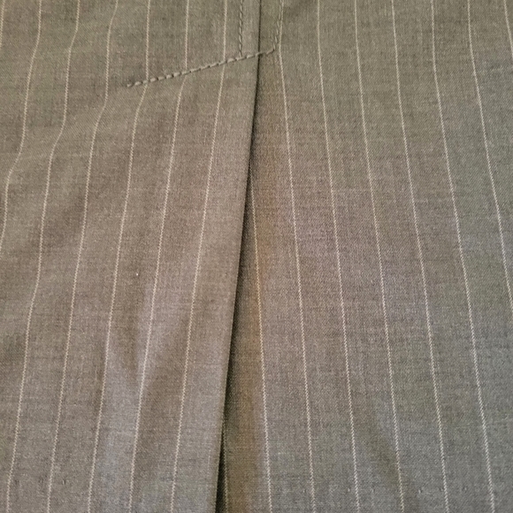 Gray with white pinstriped skirt. Slit on the back. Very classic. Size 10 - Picture 4 of 10